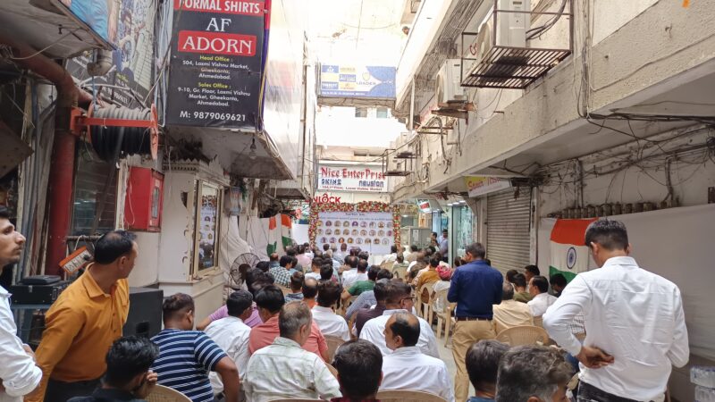 कश्मीर आतंकी हमले में मारे गए पर्यटकों को गुजरात गारमेंट मैन्युफैक्चरर्स एसोसिएशन ने दी श्रद्धांजलि