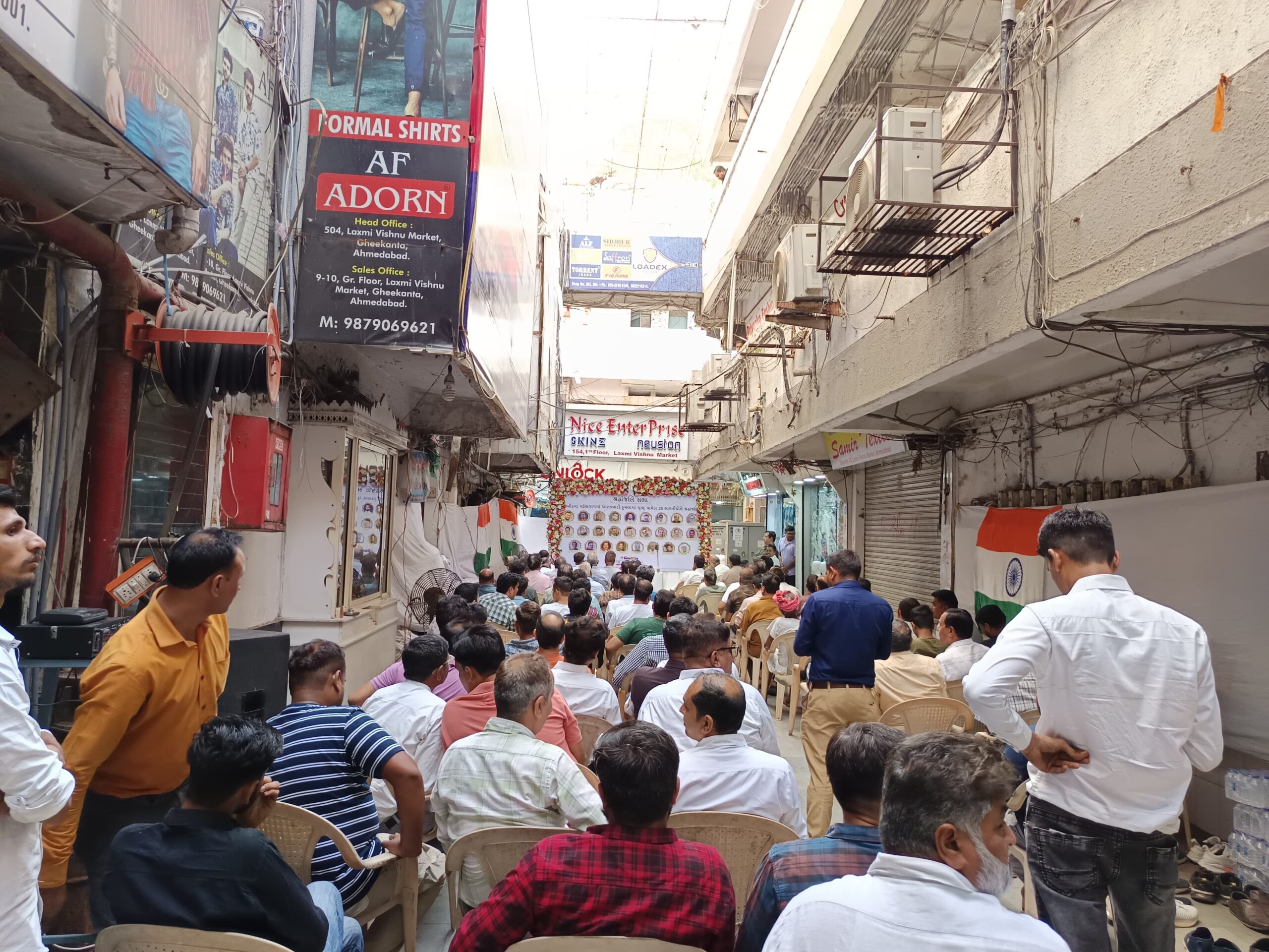 कश्मीर आतंकी हमले में मारे गए पर्यटकों को गुजरात गारमेंट मैन्युफैक्चरर्स एसोसिएशन ने दी श्रद्धांजलि