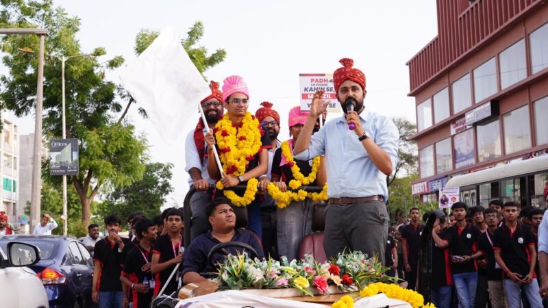 फिजिक्सवाला विद्यापीठकी विजययात्रा 2025 में JEE एडवांस्ड टॉपर्स का जश्न, AIR 3 समेत 4 छात्रटॉप 100 में