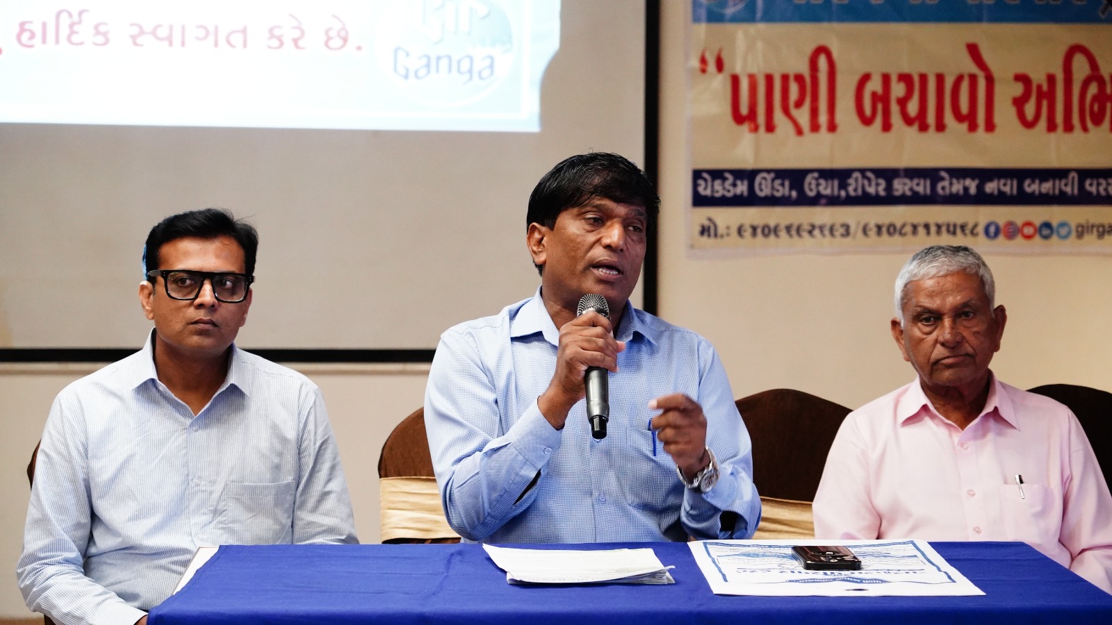 “गिरगंगा परिवार ट्रस्टके 1,11,111 जल संरक्षण संरचनाओं के विजन को बढ़ावा मिला; सी.आर. पाटिल की उपस्थिति में जल सम्मेलन और 12 टाटा हिताची मशीनों का उद्घाटन”