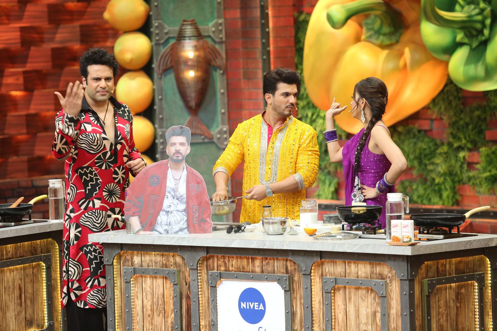 सनी लियोनी और उर्फी जावेद ने कलर्स के ‘लाफ्टर शेफ्स अनलिमिटेड एंटरटेनमेंट’ में सरप्राइज वीडियो कॉल के जरिए मचाई धूम