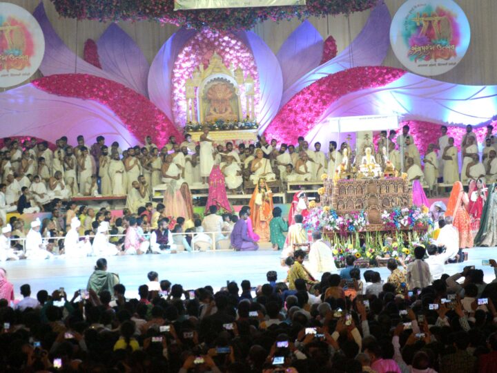 जैन शासन का ऐतिहासिक दिन: बोरीवली के चिकूवाड़ी मैदान में 64 मुमुक्षुओं ने अपनाया संयम मार्ग