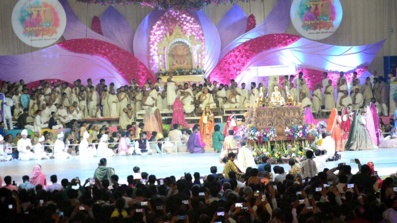 जैन शासन का ऐतिहासिक दिन: बोरीवली के चिकूवाड़ी मैदान में 64 मुमुक्षुओं ने अपनाया संयम मार्ग