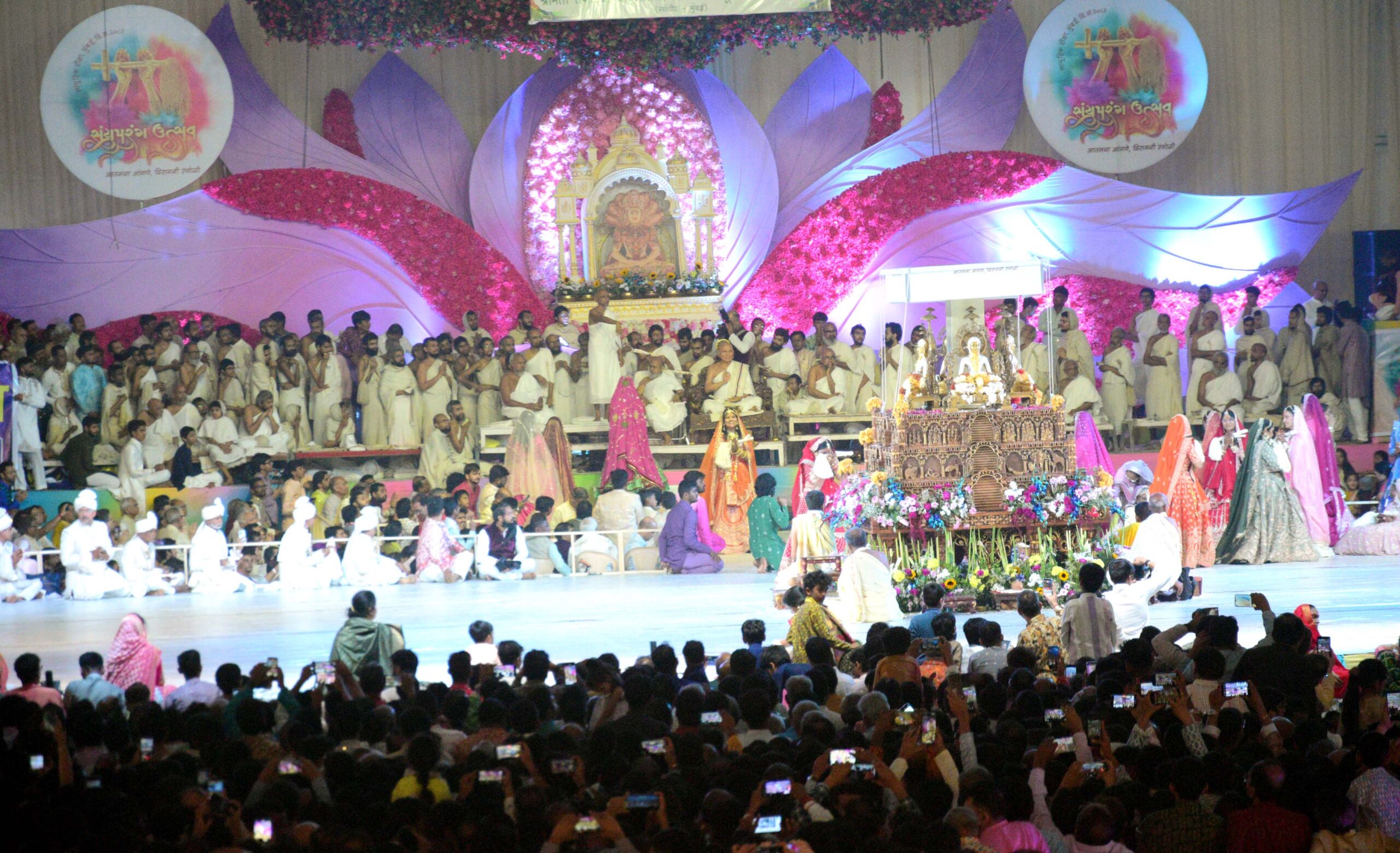 जैन शासन का ऐतिहासिक दिन: बोरीवली के चिकूवाड़ी मैदान में 64 मुमुक्षुओं ने अपनाया संयम मार्ग