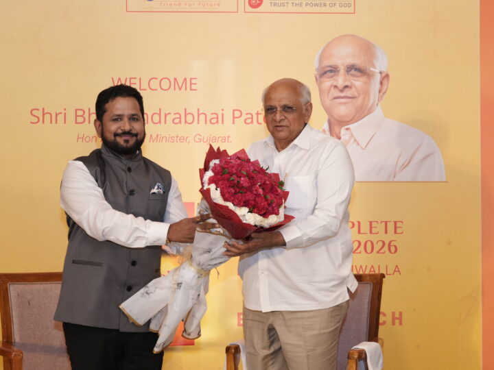 मुख्यमंत्री भूपेंद्र पटेल के हाथों प्रसिद्ध सेलिब्रिटी एस्ट्रोलॉजर चिराग दारूवाला की नई पुस्तक “योर कम्प्लीट फोरकास्ट 2026” का भव्य विमोचन