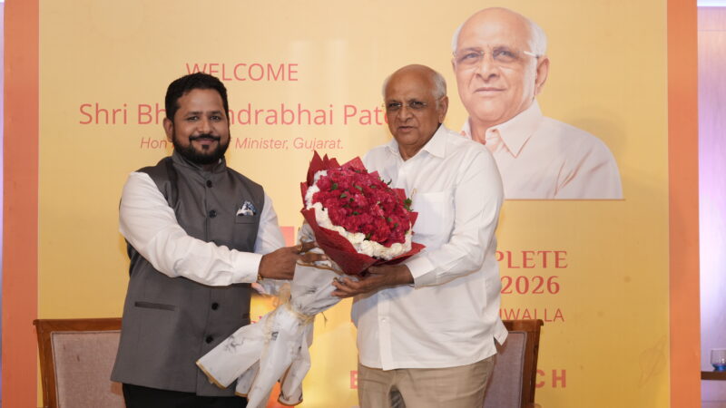 मुख्यमंत्री भूपेंद्र पटेल के हाथों प्रसिद्ध सेलिब्रिटी एस्ट्रोलॉजर चिराग दारूवाला की नई पुस्तक “योर कम्प्लीट फोरकास्ट 2026” का भव्य विमोचन