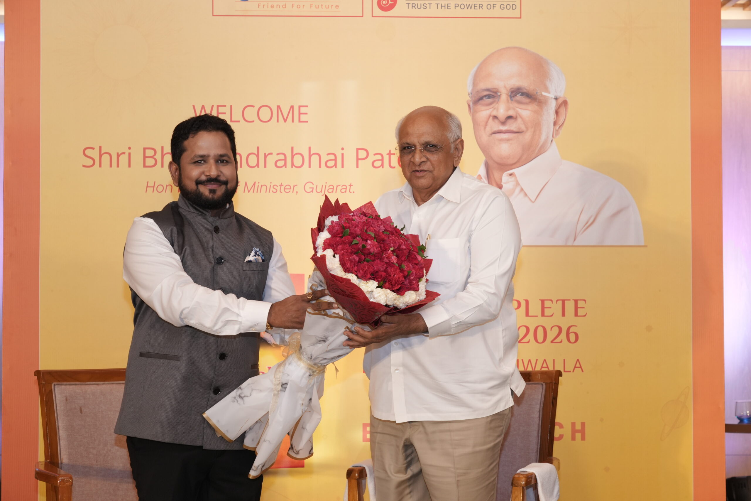 मुख्यमंत्री भूपेंद्र पटेल के हाथों प्रसिद्ध सेलिब्रिटी एस्ट्रोलॉजर चिराग दारूवाला की नई पुस्तक “योर कम्प्लीट फोरकास्ट 2026” का भव्य विमोचन