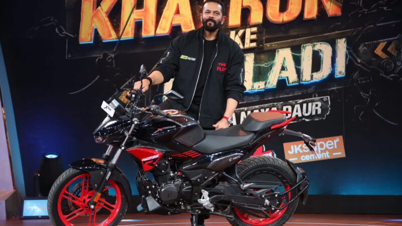 हीरो एक्सट्रीम ने कलर्स के खतरों के खिलाड़ी के साहसी जज़्बे का सम्मान करते हुए, सभी 13 खिलाड़ियों और शो के होस्ट रोहित शेट्टी को बाइक गिफ्ट की