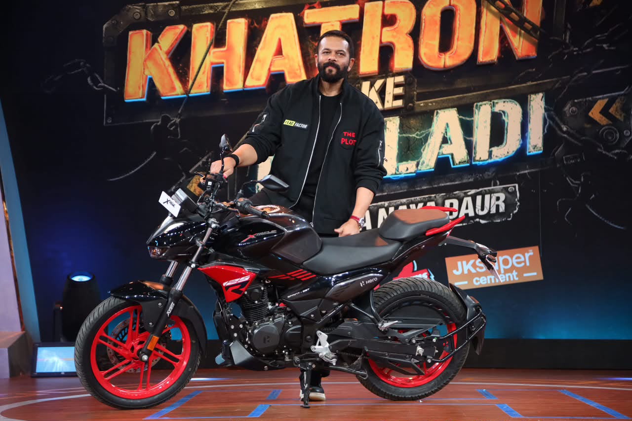 हीरो एक्सट्रीम ने कलर्स के खतरों के खिलाड़ी के साहसी जज़्बे का सम्मान करते हुए, सभी 13 खिलाड़ियों और शो के होस्ट रोहित शेट्टी को बाइक गिफ्ट की